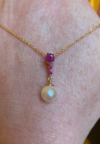 9CT GOLD RUBY & CULTURED PEARL DROP PENDANT